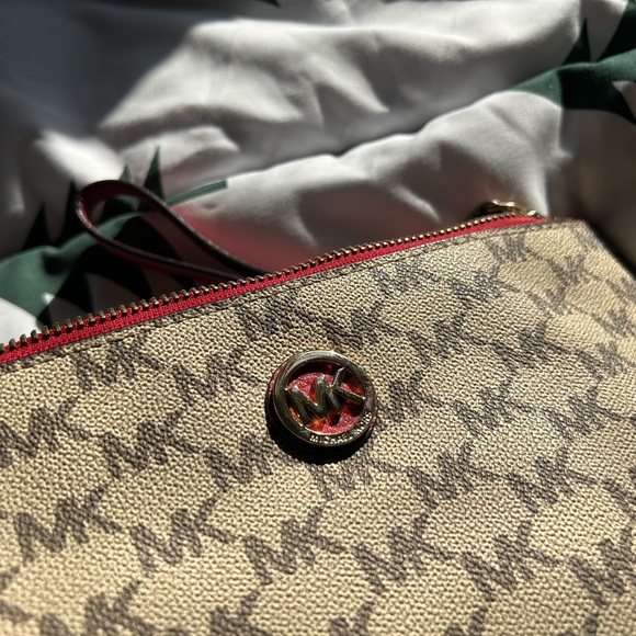 Michael Kors large clutch signature print - Picture 2 of 5